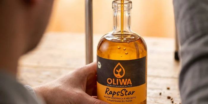 RapsStar wird von Hand in eine Flasche abgefüllt